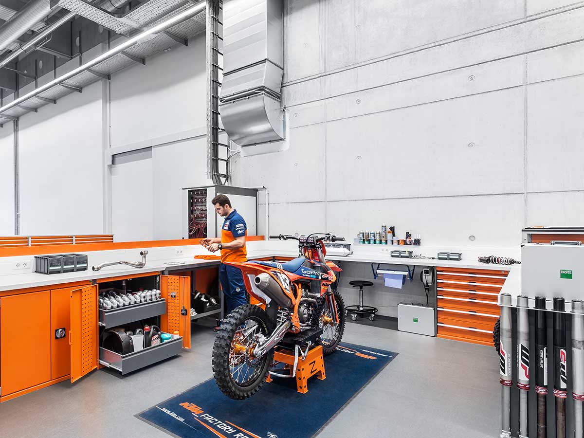 cubio werkplaatsuitrusting voor een motorwerkplaats