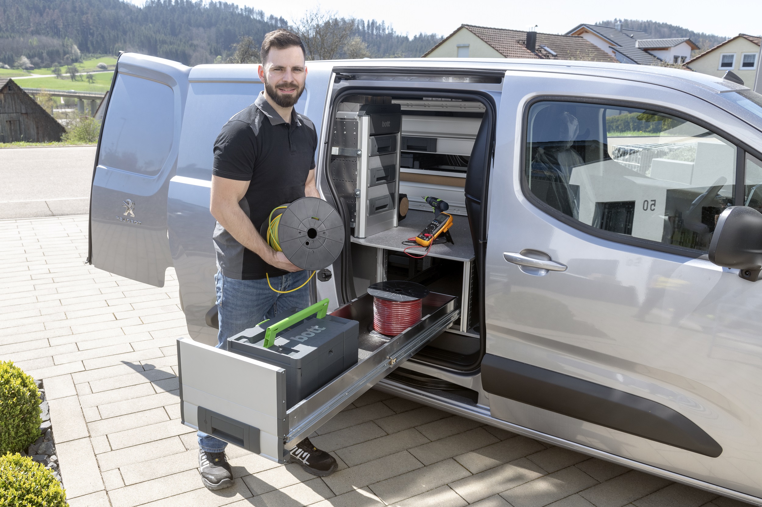 Aménagement de véhicules pour les artisans, module sous le plancher extensible latéralement pour la scie circulaire