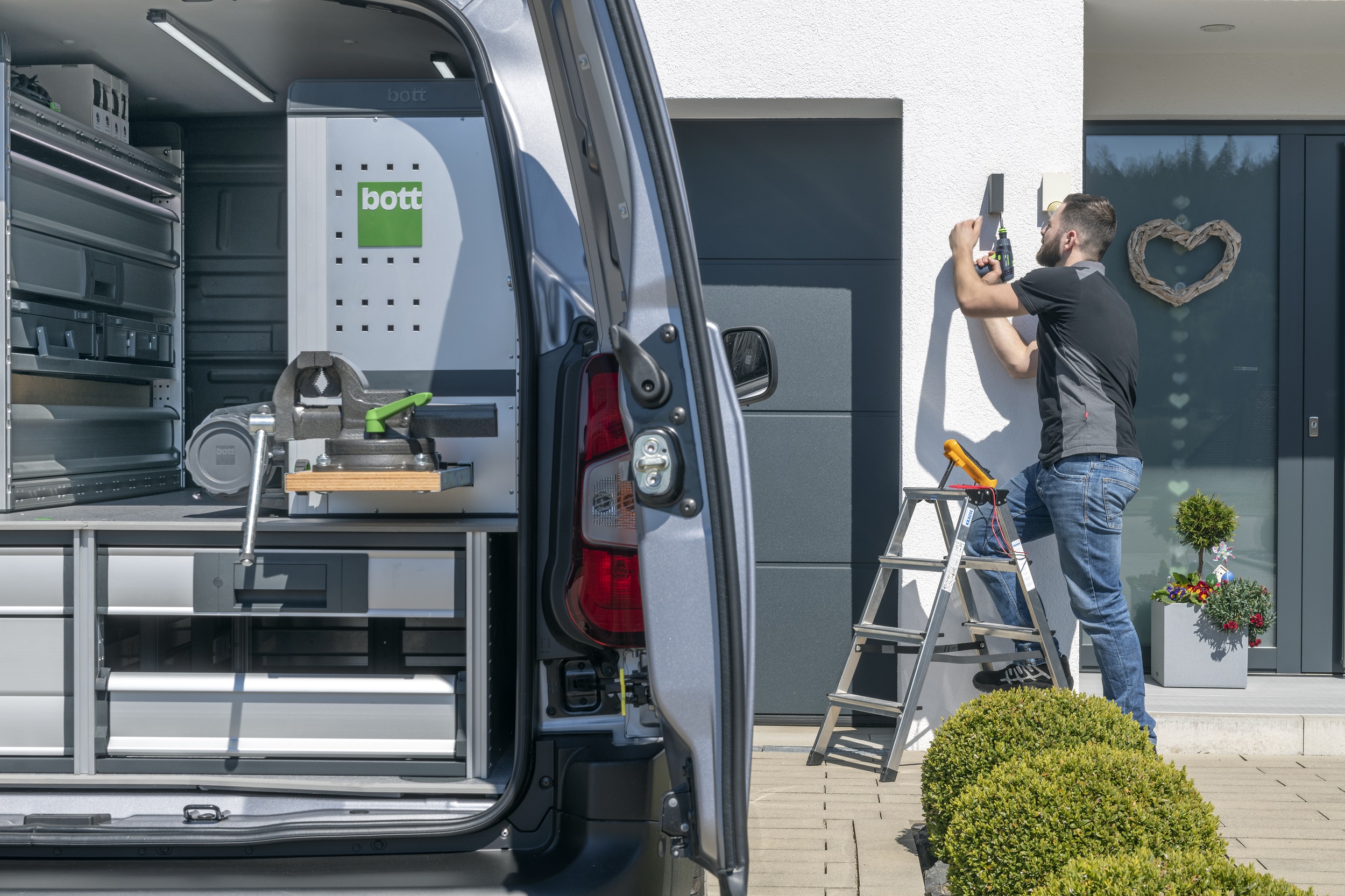 Voertuiguitrusting voor ambachtslieden, binnenaanzicht van een bestelwagen voor elektriciens