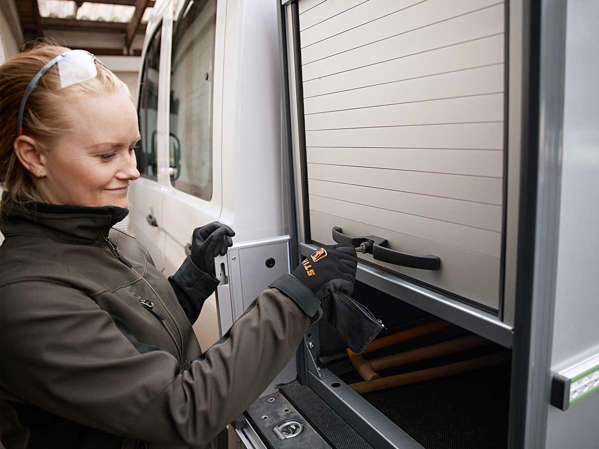 De bottTainer van STIHL kan accu's diefstalbestendig opbergen.