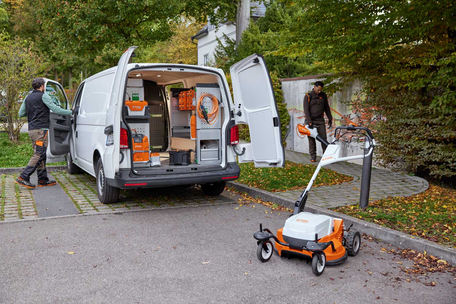 De STIHL accu's zijn veilig opgeborgen in de bedrijfswageninrichtingen van bott