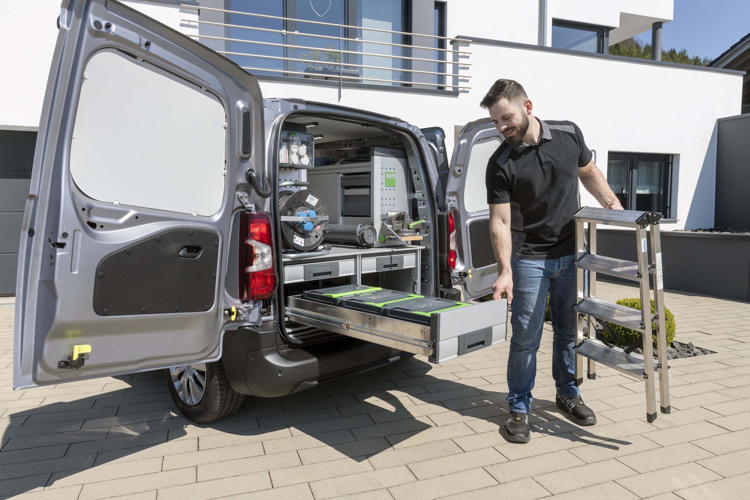 Bedrijfswageninrichting voor vakmensen, uitschuifbare vloermodule voor elektriciens